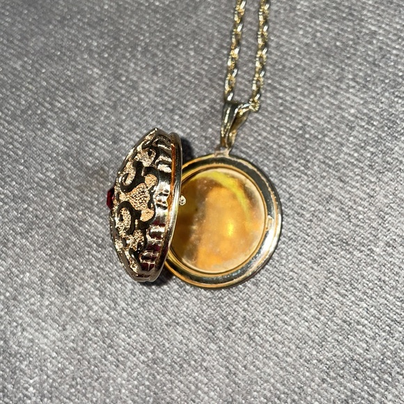 Vintage locket necklace. 22”. Ruby Red & Gold - Picture 4 of 6